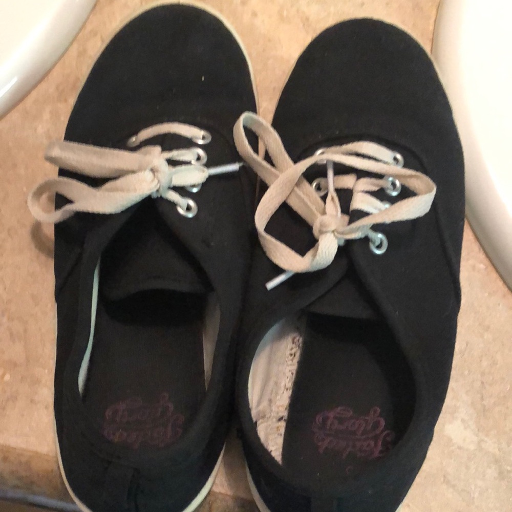 Girls size 3 black Ked looking tennis shoes